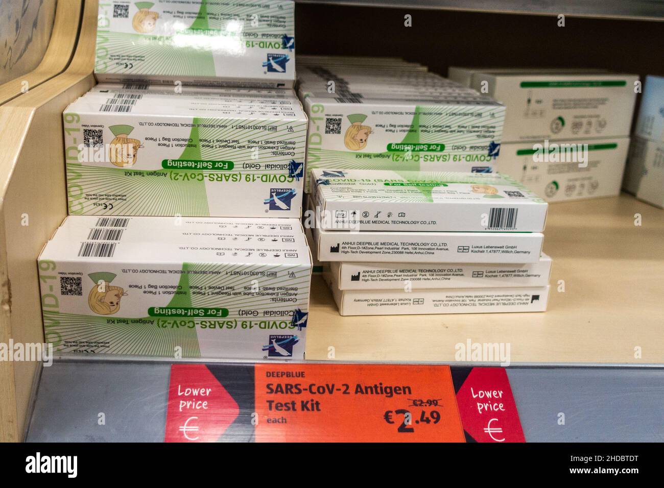 Skibbereen, West Cork, Irlanda. 5th Jan 2022. Nonostante la carenza nazionale di kit per test antigenici COVID-19, il supermercato Aldi di Skibbereen aveva oggi in vendita molti kit. Credit: AG News/Alamy Live News Foto Stock