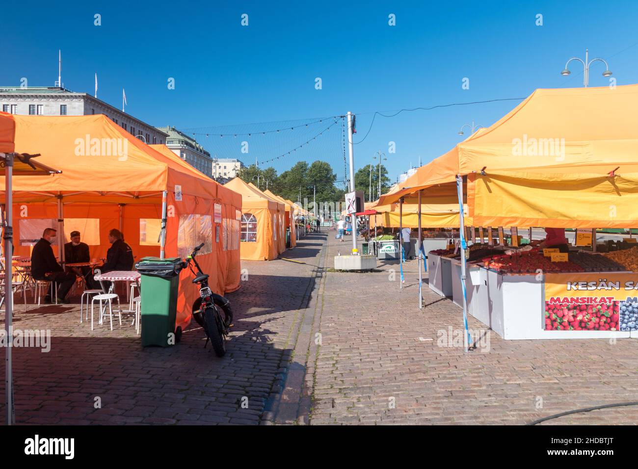 Helsinki, Finlandia - 5 agosto 2021: Food Court in Piazza del mercato (finlandese: Kauppatori). Foto Stock
