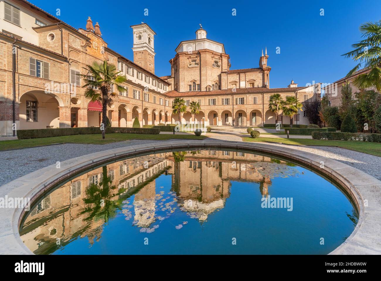 Cherasco, Cuneo, Italia - 27 ottobre 2021: Monastero dei Padri Somaschi, sullo sfondo Santuario della Madonna del popolo (1702), in stile barocco Foto Stock