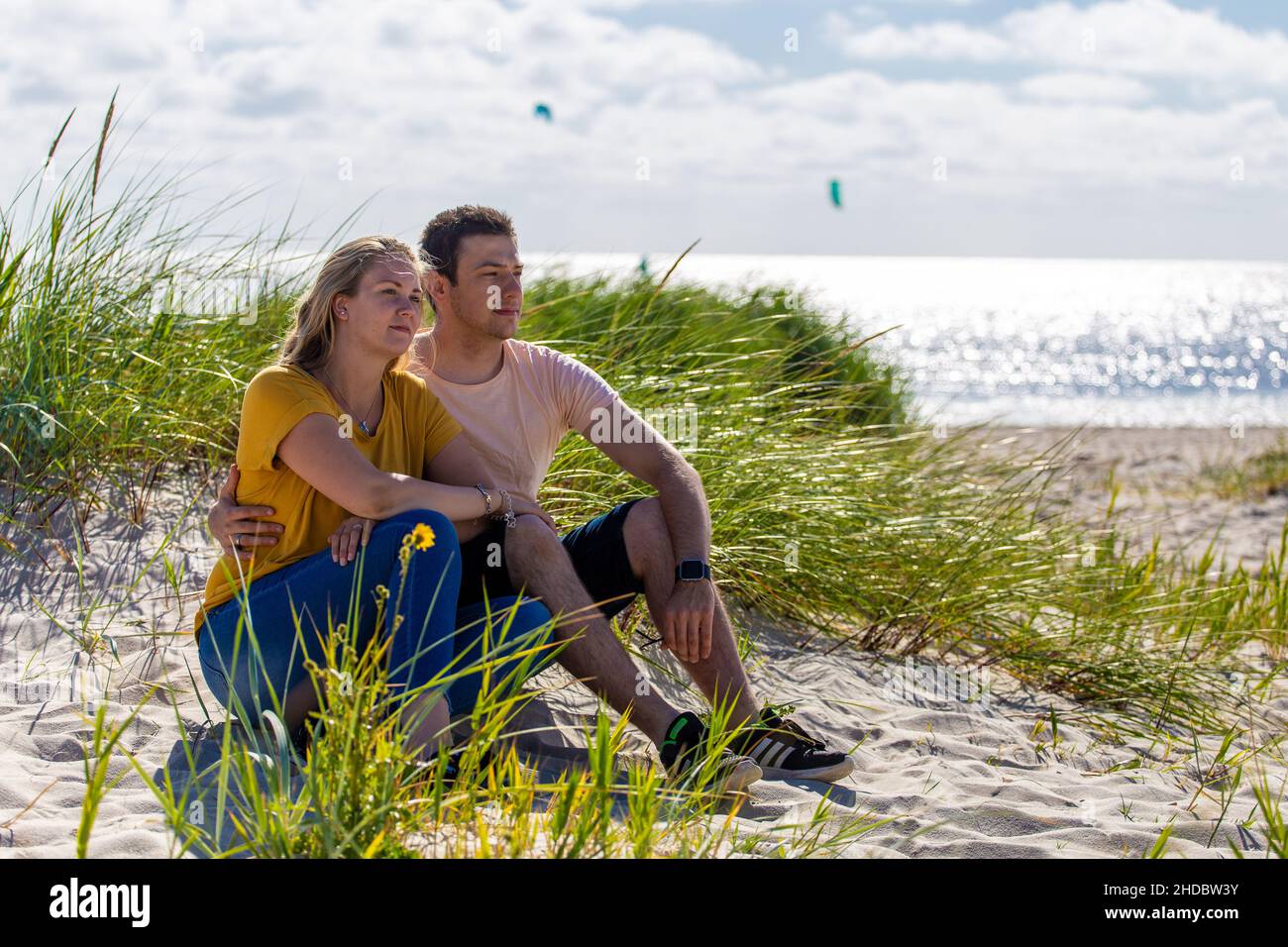Junges Paar am Strand in Schillig, 30, Jahre, MR:Yes Foto Stock