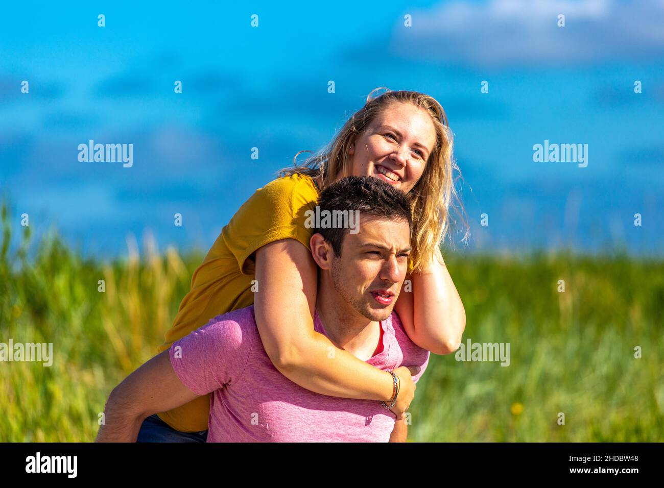 Junger Paar am Strand in Schillig, Mann, Frau, 30, Jahre, SIGNOR: Sì Foto Stock