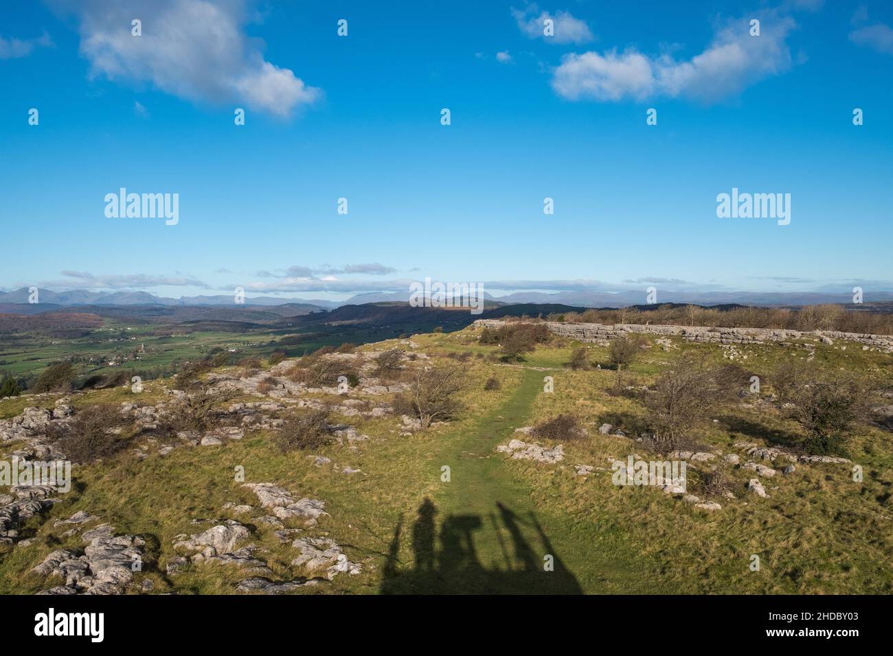 Campagna aperta sopra Grange-over-Sands nel Lake District meridionale, Cumbria Foto Stock