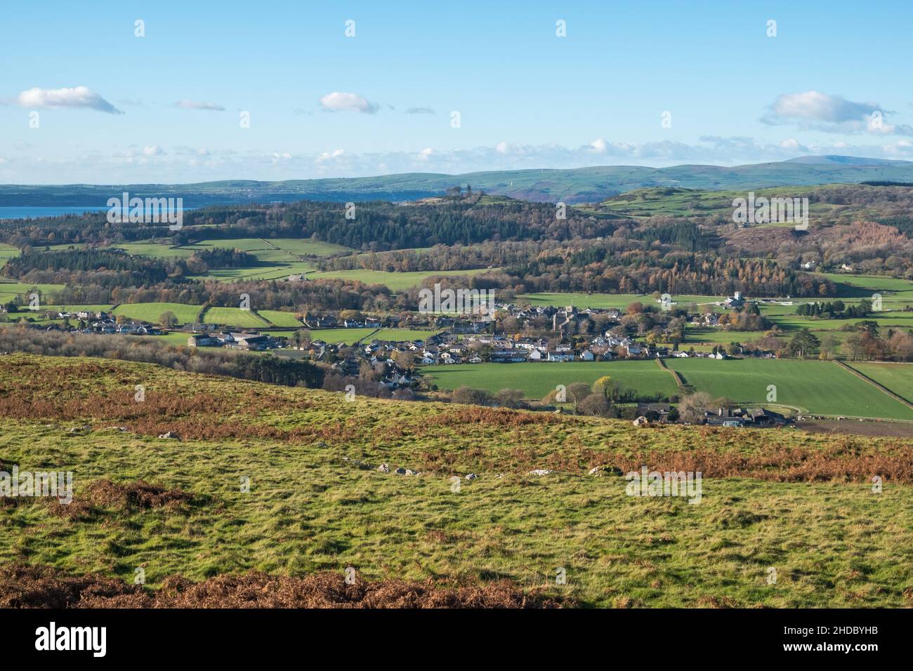 Campagna aperta sopra Grange-over-Sands nel Lake District meridionale, Cumbria Foto Stock