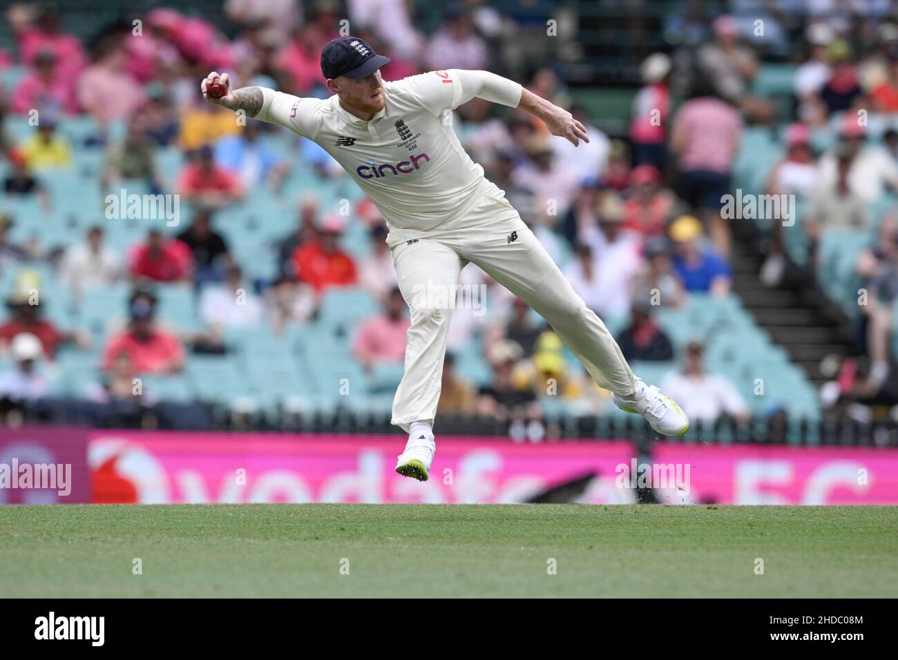 Sydney, Australia; 5th gennaio 2022; Sydney Cricket Ground, Sydney, New South Wales, Australia; International Test Cricket, Ashes Fourth Test Day One, Australia versus England; ben Stokes of England lancia la palla Credit: Action Plus Sports Images/Alamy Live News Foto Stock