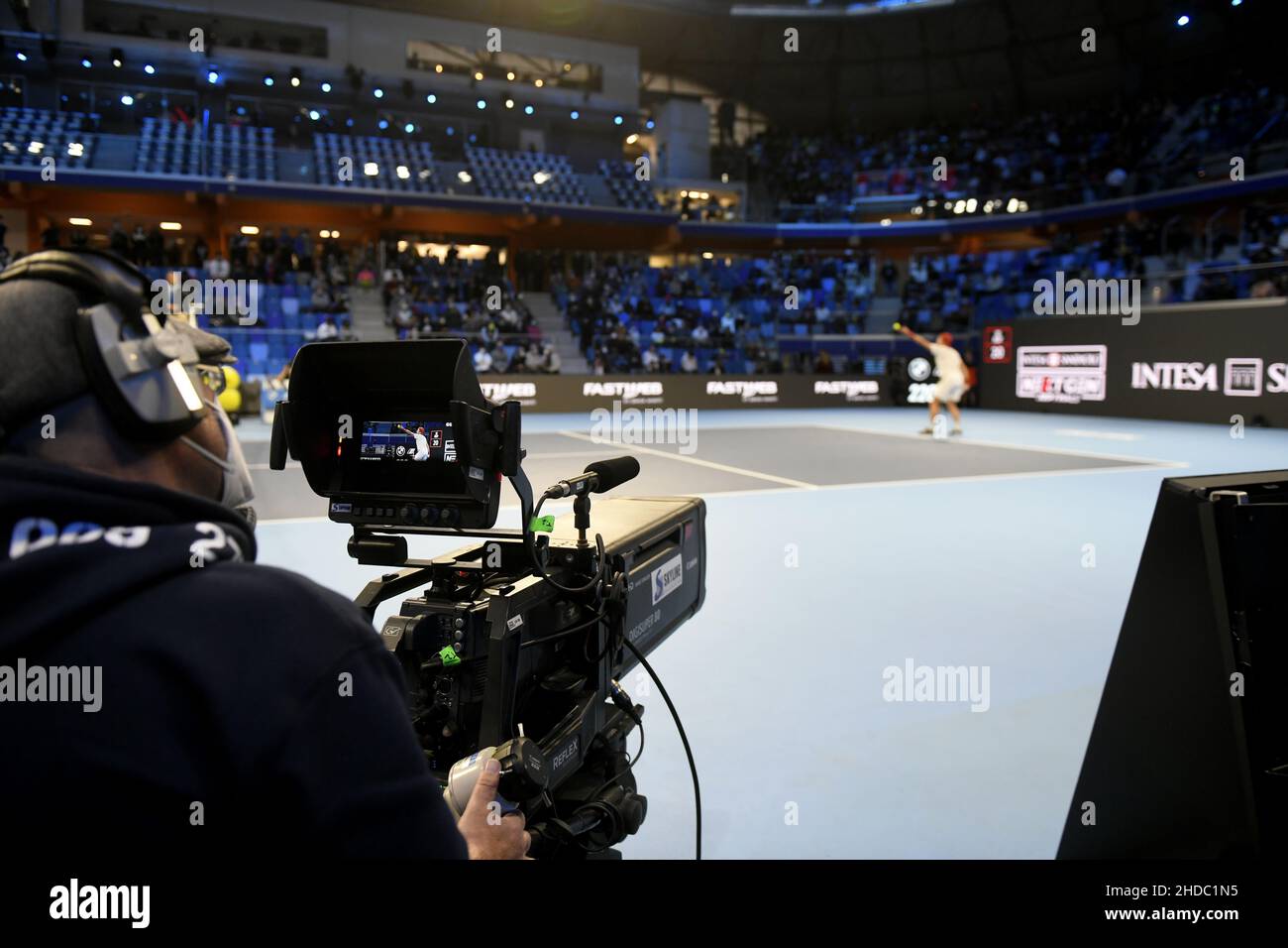 Cameraman ha girato una partita di tennis delle prossime finali ATP di generazione al campo da tennis indoor della Allianz Cloud, a Milano 2021. Foto Stock