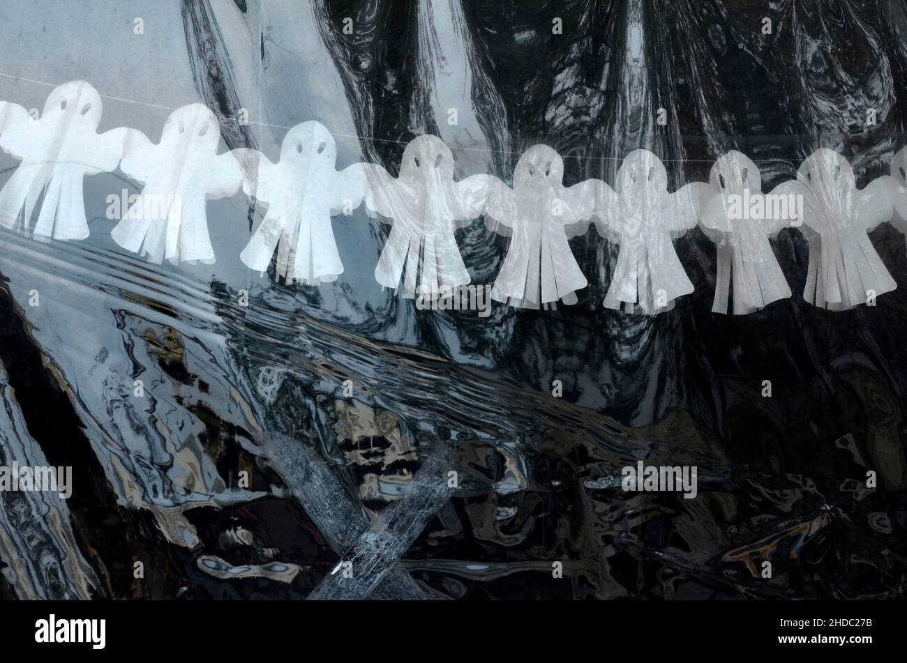 White Paper Garland con fantasmi per Halloween Foto Stock