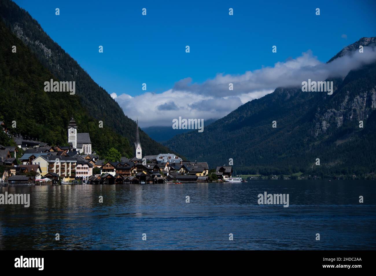 Bella vista della cittadina di Hallstatt quando il tempo è bello e alcune nubi basse Foto Stock