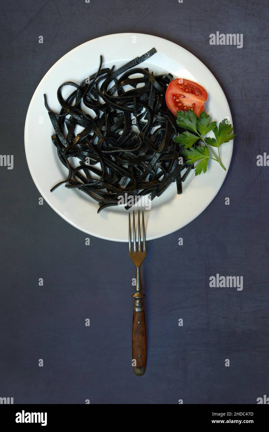Pasta nera con inchiostro calamaro sul piatto, Tagliolini al Nero di Seppia, Italia Foto Stock