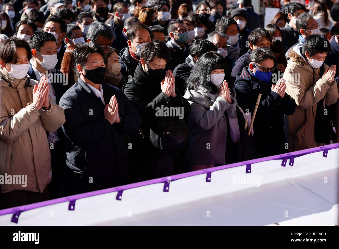 Tokyo, Giappone. 5th Jan 2022. I lavoratori giapponesi pregano per un nuovo anno di fortuna e di successo nel mondo degli affari al Santuario di Kanda Myojin. Molte aziende inviano lavoratori a visitare il santuario per pregare per fortuna in affari il 4 e il 5 gennaio, i primi giorni lavorativi dell'anno. (Credit Image: © Rodrigo Reyes Marin/ZUMA Press Wire) Foto Stock