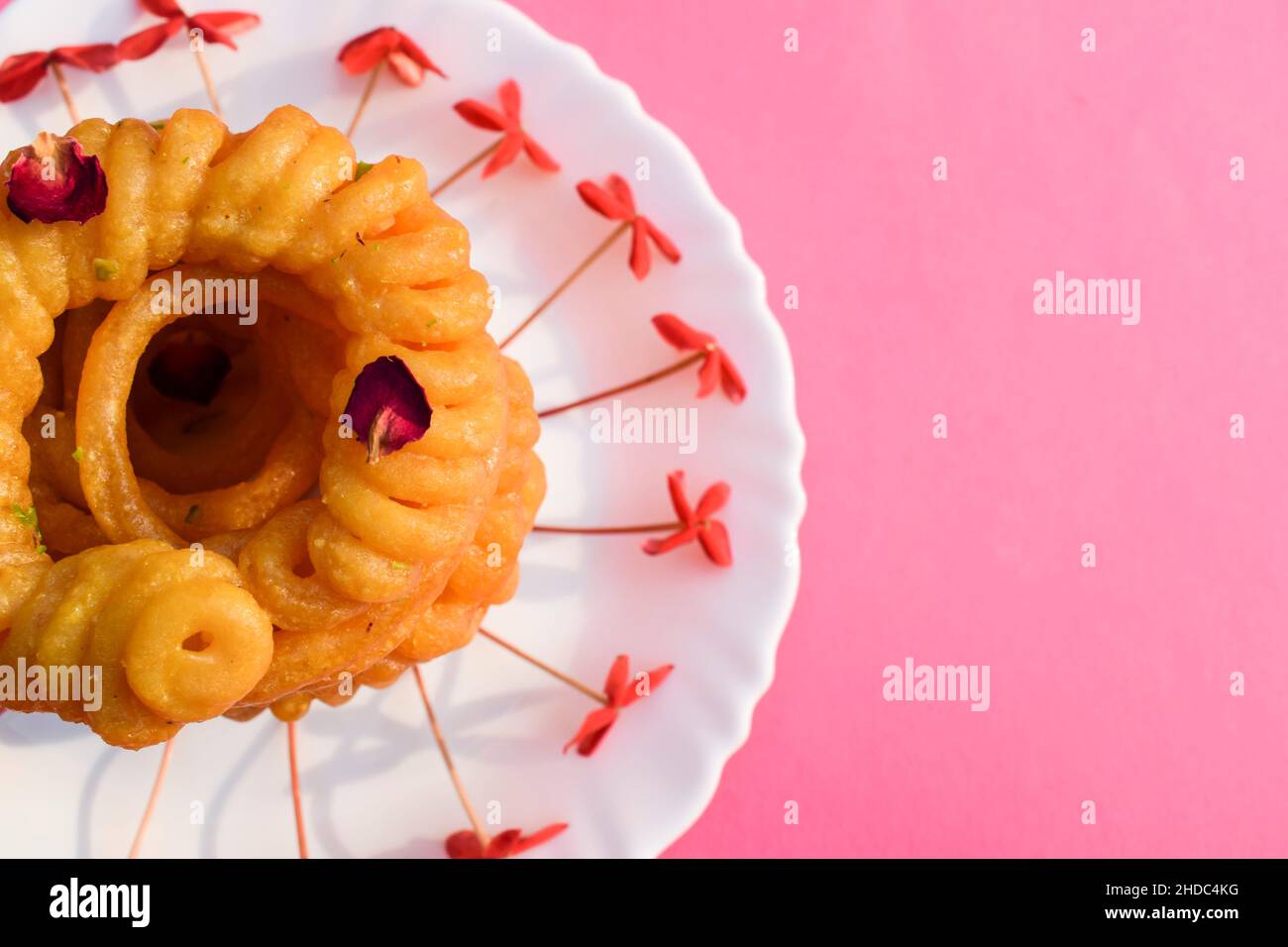 Popolare piatto dolce pakistano indiano Imarti. Noto anche come Amriti o Omriti simile a Jalebi con forma di fiore circolare design frittura profonda in chiarfie Foto Stock