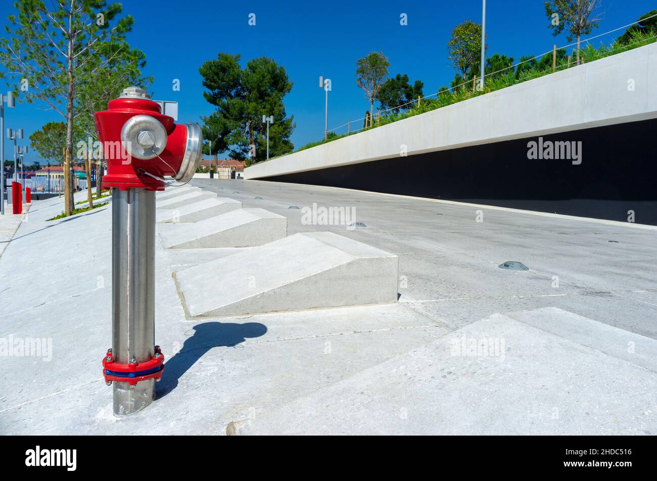 Idrante di fuoco rosso nella strada della città moderna. Idrante antincendio per l'accesso di emergenza antincendio. Foto Stock