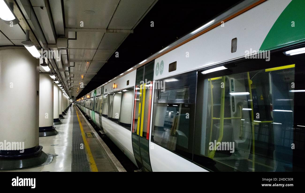 Un treno terrestre Southern Railways attende di notte presso un binario della stazione ferroviaria Victoria di Londra. Foto Stock