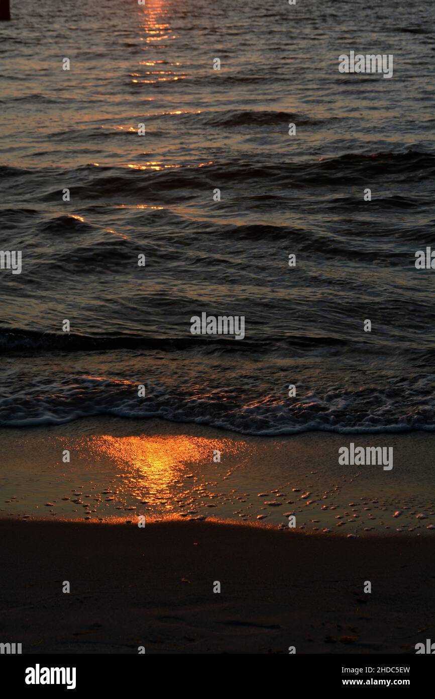 Crepuscolo serale sulla spiaggia della località balneare del Baltico e del villaggio degli artisti Ahrenshoop, Fischland-Darß-Zingst, Meclemburgo-Pomerania occidentale, Germ Foto Stock