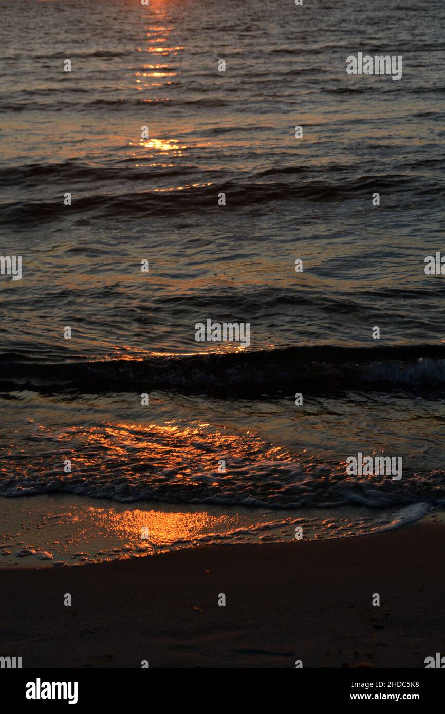 Crepuscolo serale sulla spiaggia della località balneare del Baltico e del villaggio degli artisti Ahrenshoop, Fischland-Darß-Zingst, Meclemburgo-Pomerania occidentale, Germ Foto Stock