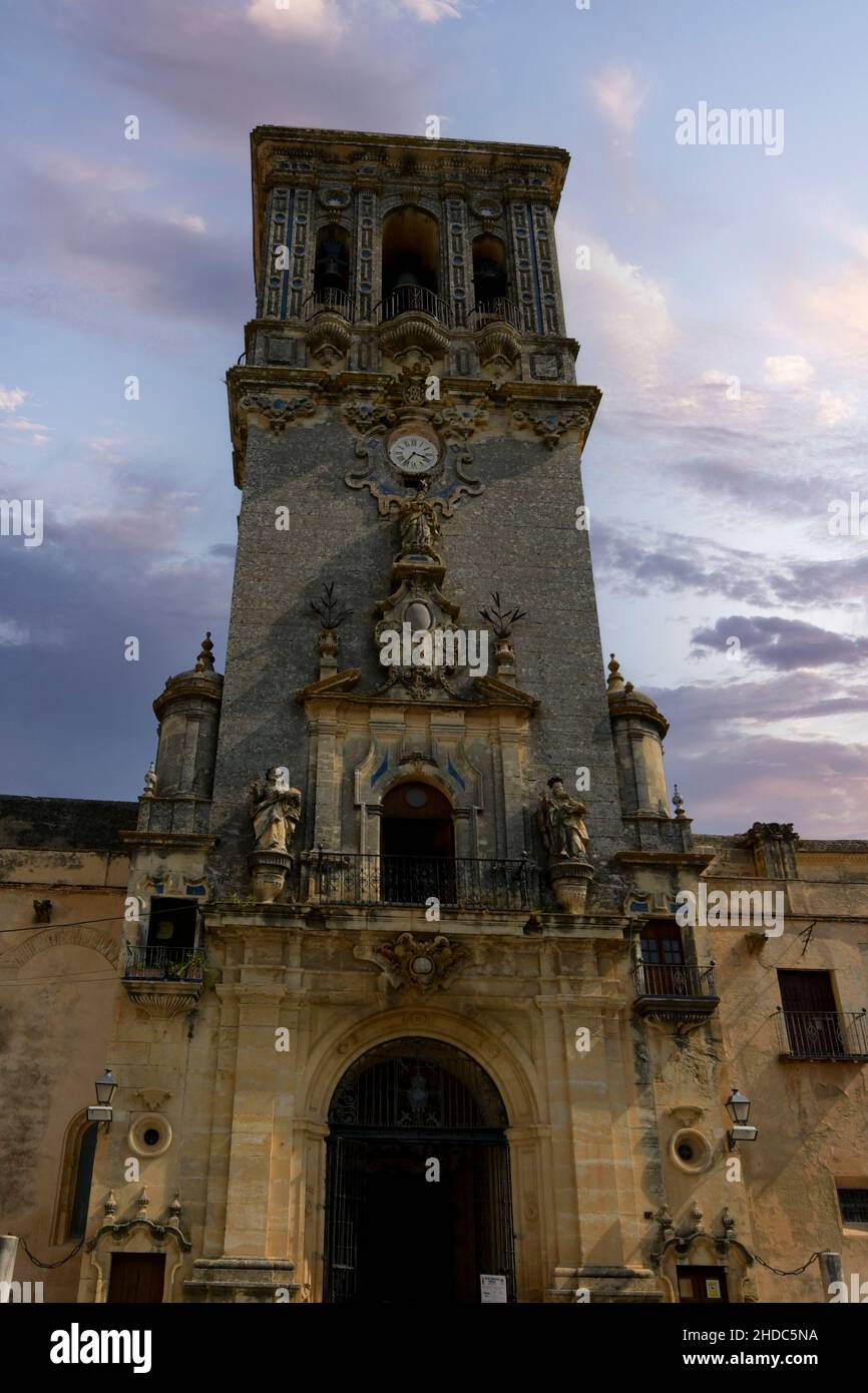 Arcos de la Frontera, Spagna - veduta della Basilica de Santa Maria de la Asuncion Foto Stock