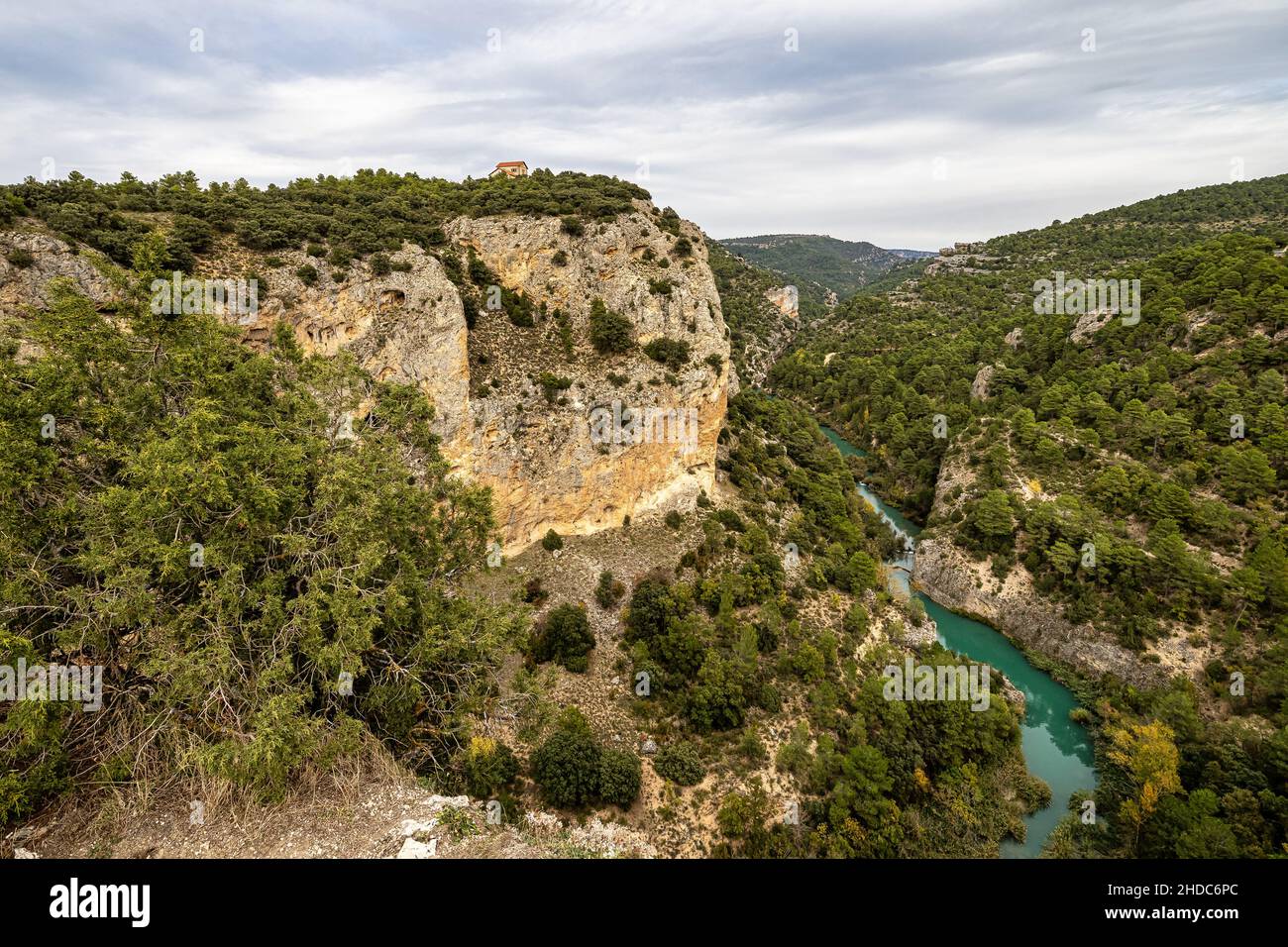 Finestra del Diavolo. Punto di vista naturale sulla riva del fiume Jucar. Villalba de la Sierra, Cuenca, Spagna - Europa. Foto Stock