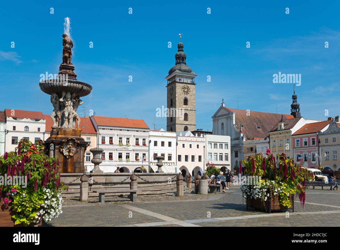 Fontana di Samson, Samsonova kasna, Row of houses and Black Tower, Cerna vez, Piazza Premysla Otakara II, Namesti Premysla Otakara II Historic Old Foto Stock