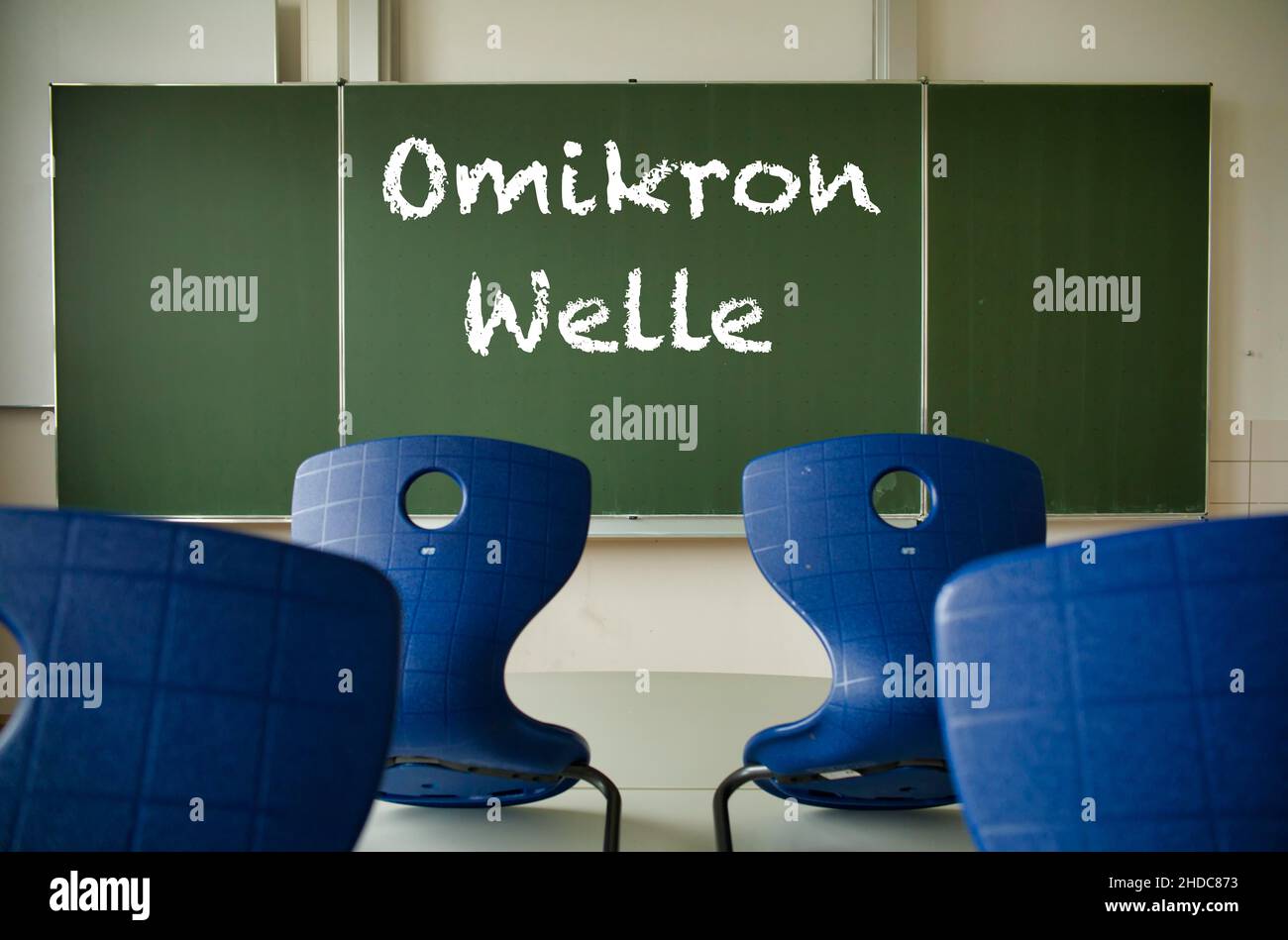 Classe vuota, paura della quinta onda e apprendimento a distanza, variante Omicron, crisi corona, Germania Foto Stock