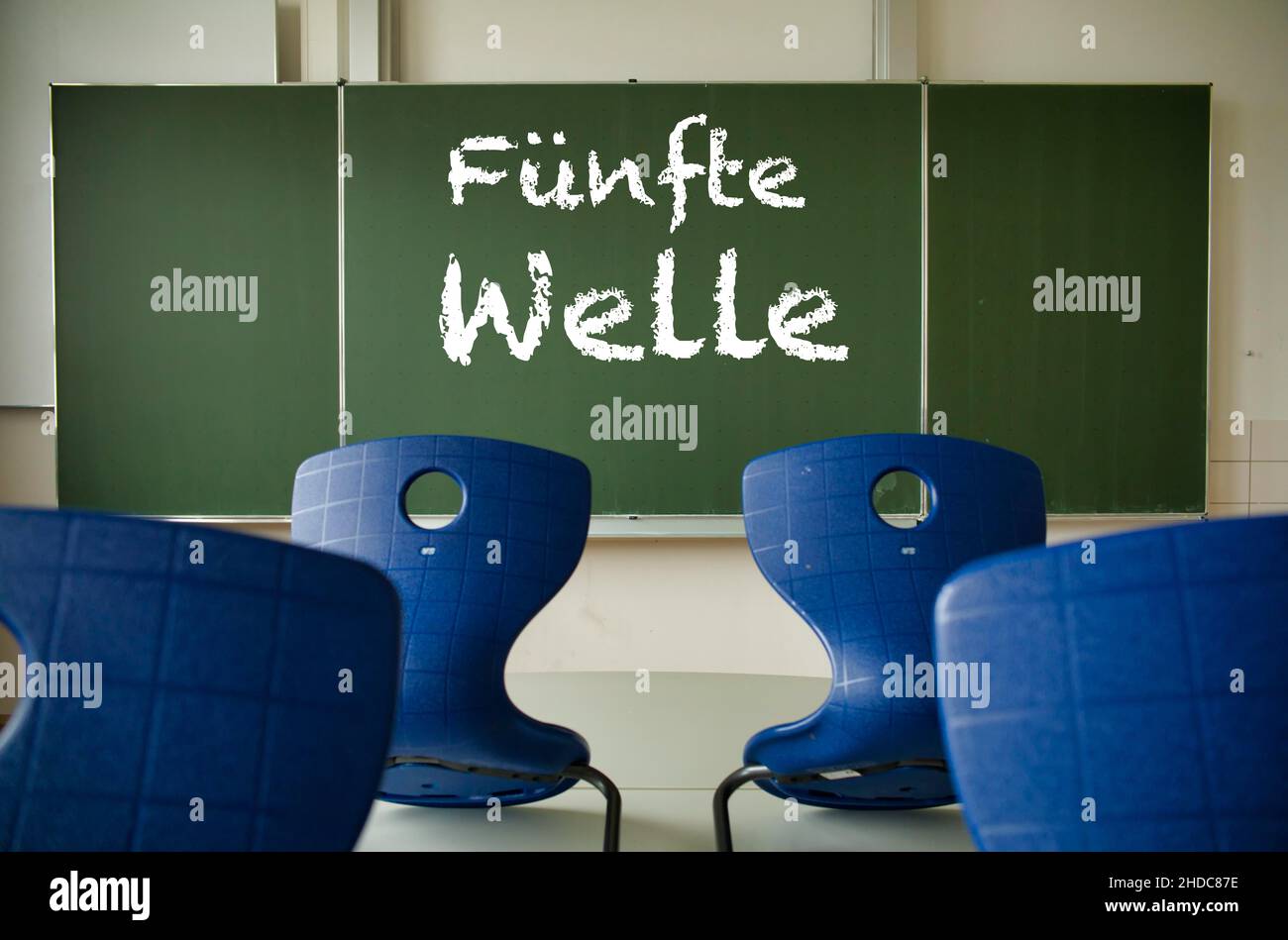 Classe vuota, paura della quinta onda e apprendimento a distanza, variante Omicron, crisi corona, Germania Foto Stock