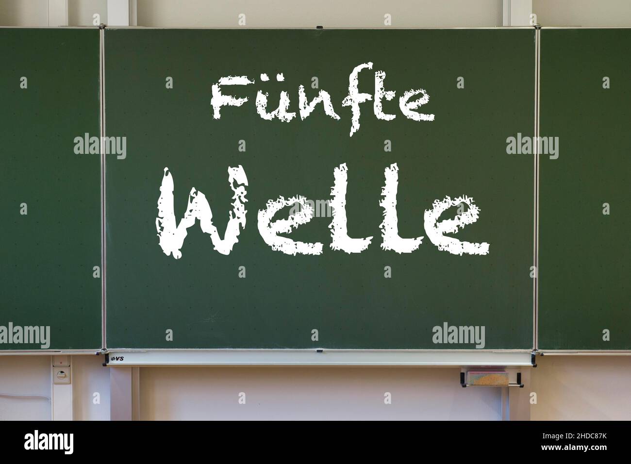 Classe vuota, paura della quinta onda e apprendimento a distanza, variante Omicron, crisi corona, Germania Foto Stock