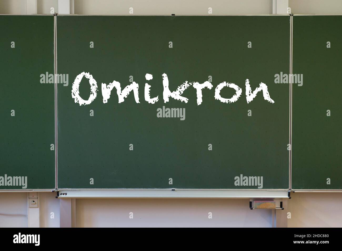 Classe vuota, paura della quinta onda e apprendimento a distanza, variante Omicron, crisi corona, Germania Foto Stock
