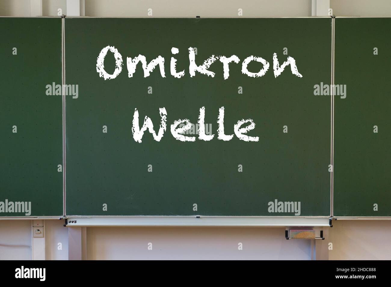 Classe vuota, paura della quinta onda e apprendimento a distanza, variante Omicron, crisi corona, Germania Foto Stock