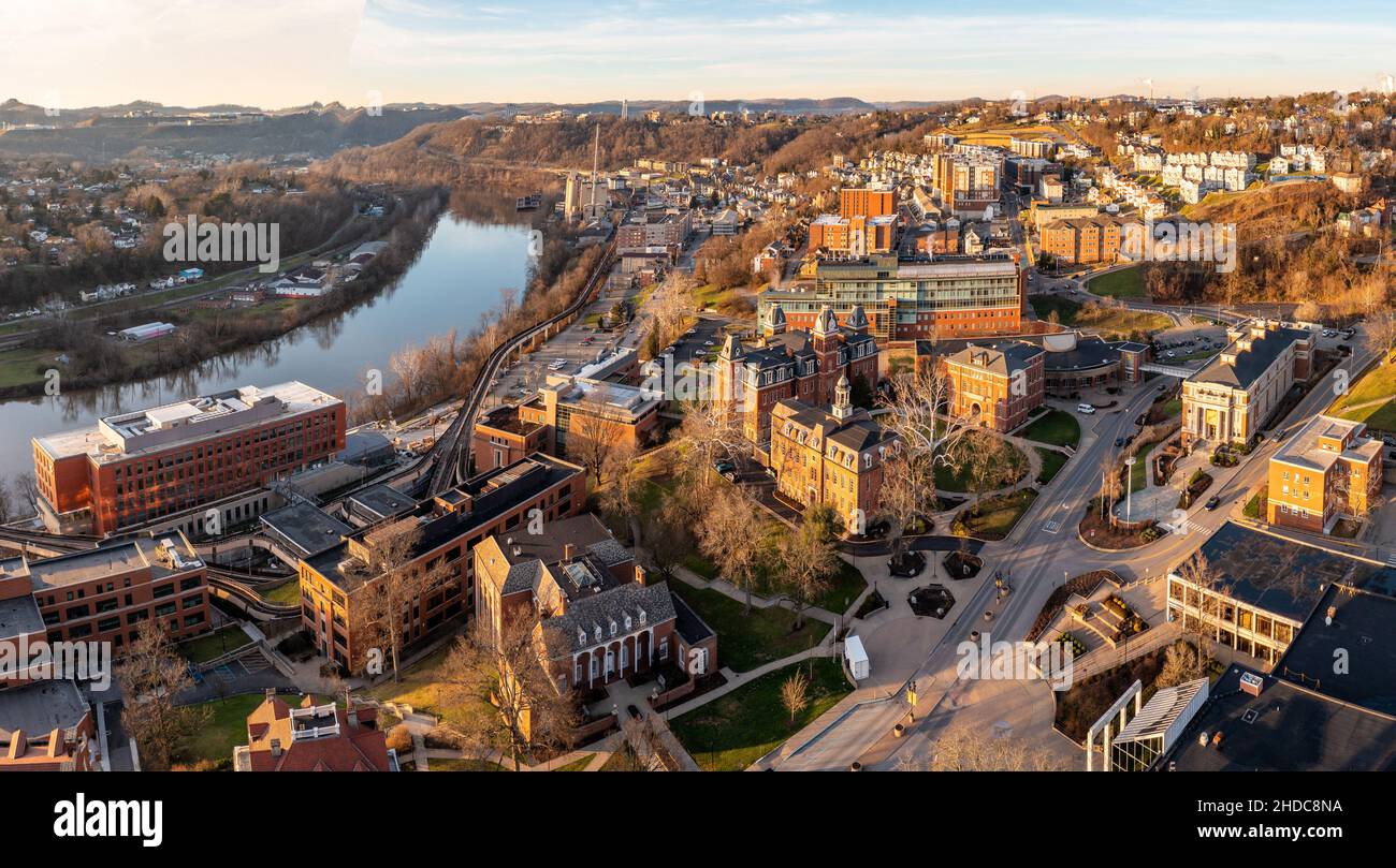 Foto panoramica aerea del campus del centro di WVU a Morgantown West Virginia che mostra il fiume in lontananza Foto Stock