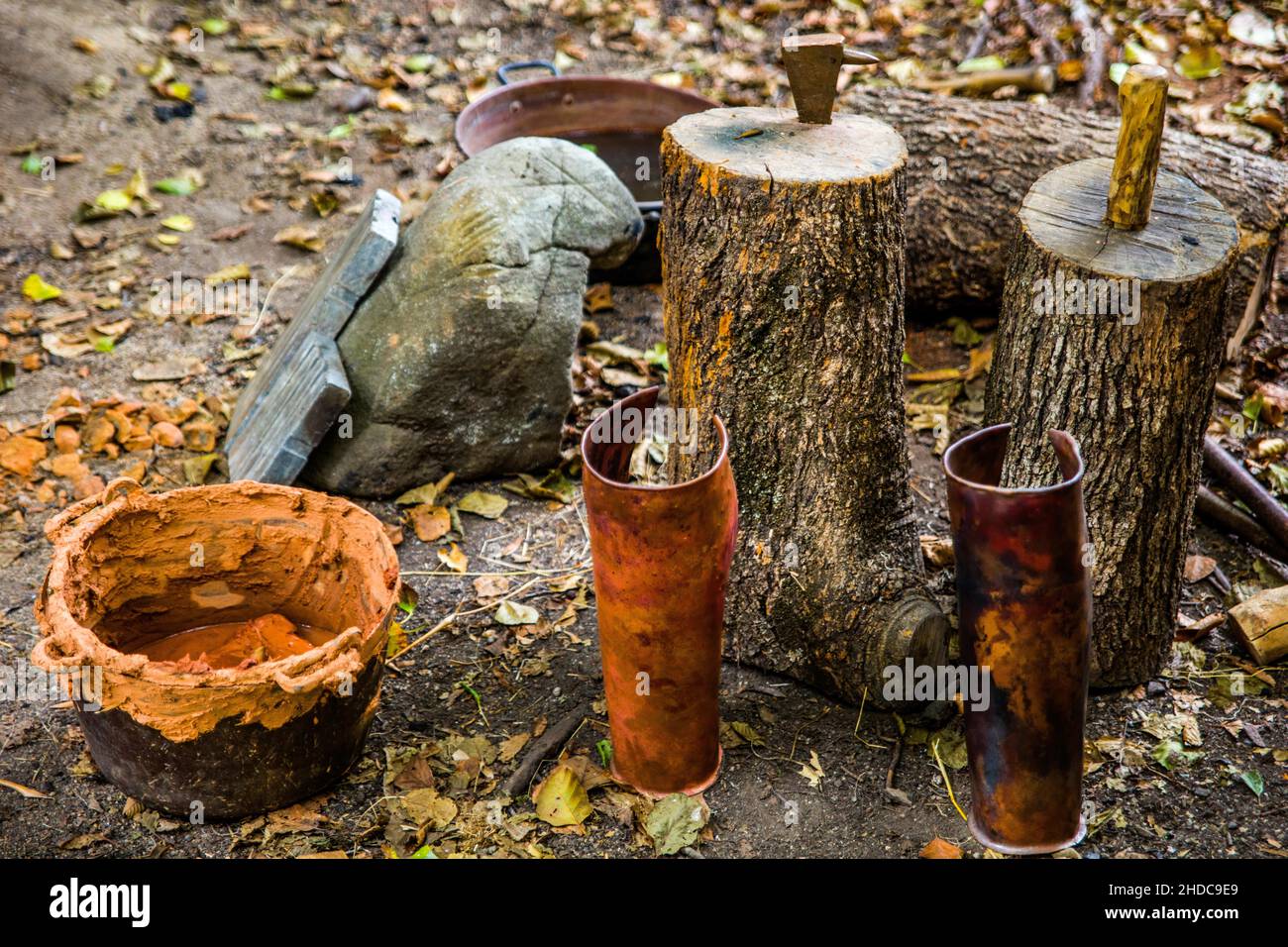 Dimostrazione della produzione della fusione del bronzo, sito archeologico di Filitosa, Corsica, Filitosa, Corsica, Francia, Europa Foto Stock