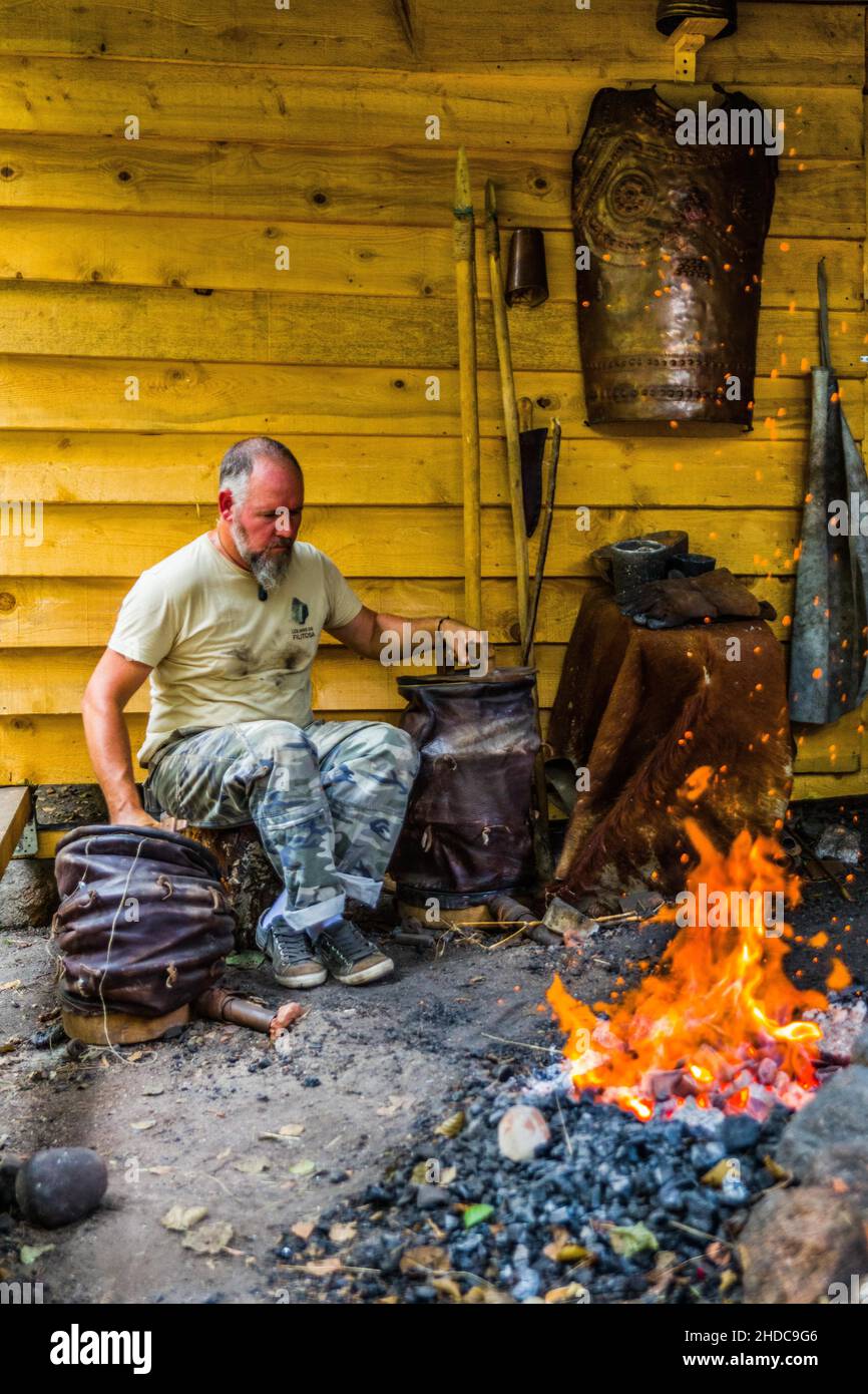 Dimostrazione della produzione della fusione del bronzo, sito archeologico di Filitosa, Corsica, Filitosa, Corsica, Francia, Europa Foto Stock