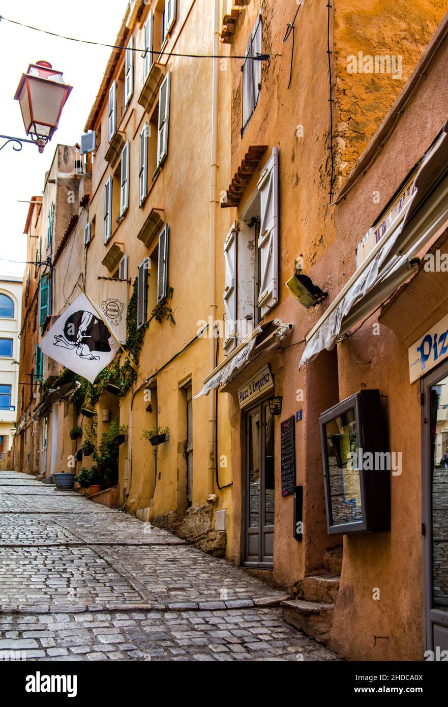 Vicolo con bandiera corsa, Città Vecchia, Ville Haute, Bonifacio, Corsica, Bonifacio, Corsica, Francia Foto Stock