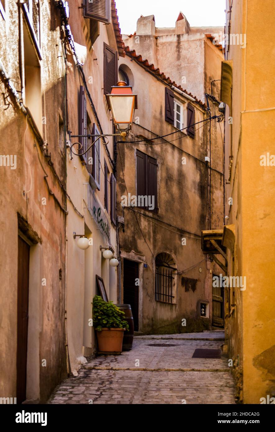 Vicoli stretti della città vecchia, Città Vecchia, Ville Haute, Bonifacio, Corsica, Bonifacio, Corsica, Francia Foto Stock