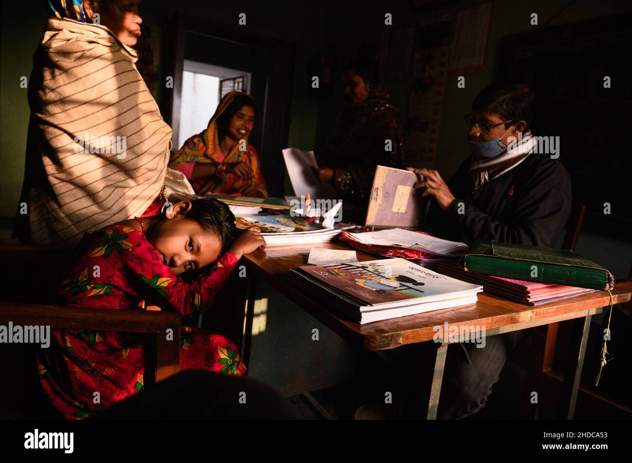 Nabin Nagar, India. 04th Jan 2022. Il nuovo anno accademico è iniziato, gli studenti sono ammessi ad una scuola elementare rurale dell'India e nuovi libri scolastici gratuiti sono distribuiti agli studenti che sono forniti dal governo di Nabin Nagar. (Foto di Soumyabrata Roy/Pacific Press) Credit: Pacific Press Media Production Corp./Alamy Live News Foto Stock