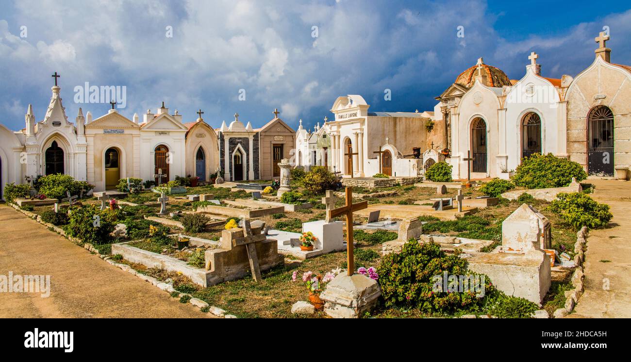Cimetiere Marin, maestosi mausolei circondano il cimitero dei marinai, centro storico, Ville Haute, Bonifacio, Corsica, Bonifacio, Corsica, Francia Foto Stock