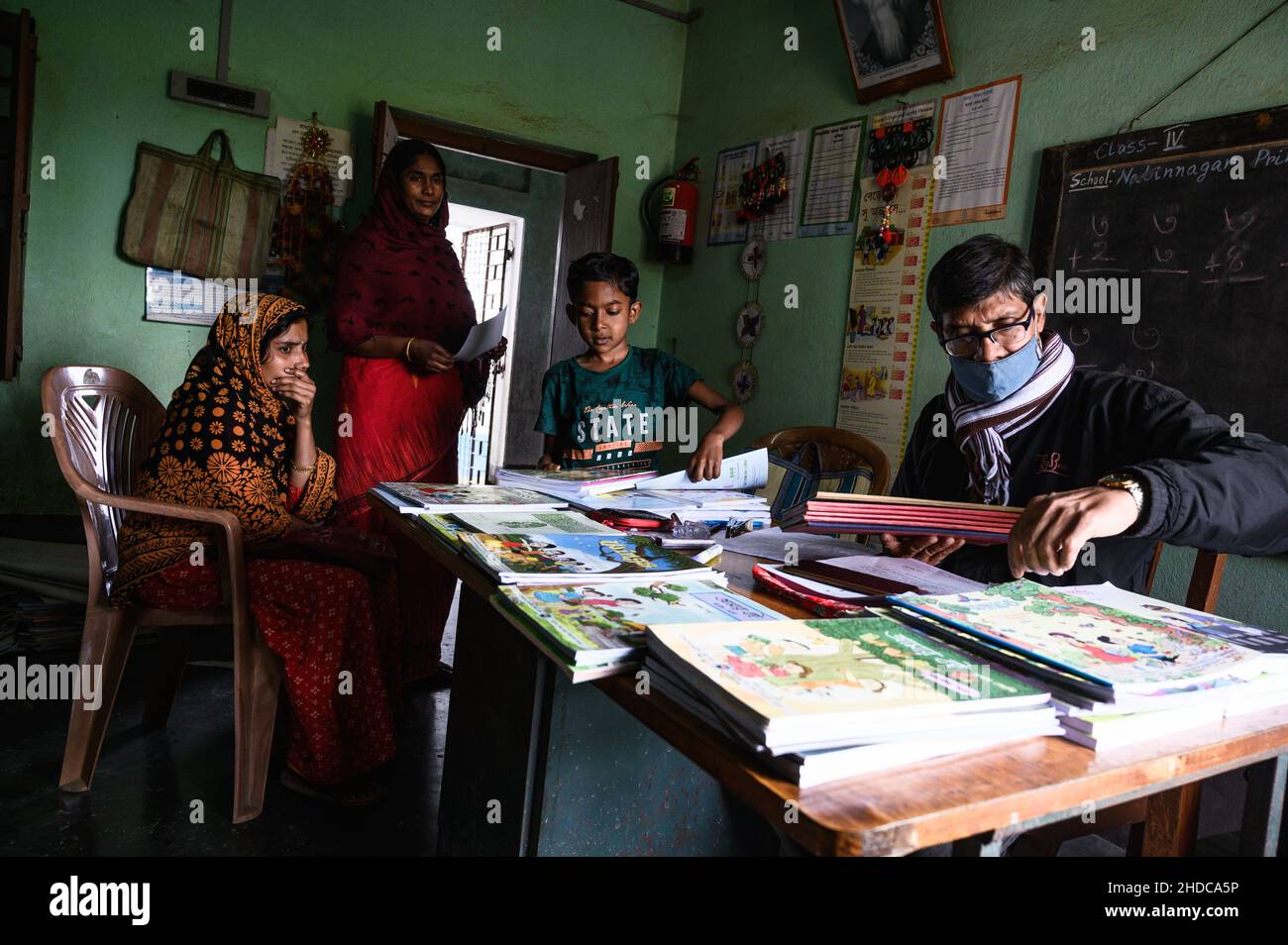 Nabin Nagar, India. 04th Jan 2022. Il nuovo anno accademico è iniziato, gli studenti sono ammessi ad una scuola elementare rurale dell'India e nuovi libri scolastici gratuiti sono distribuiti agli studenti che sono forniti dal governo di Nabin Nagar. (Foto di Soumyabrata Roy/Pacific Press) Credit: Pacific Press Media Production Corp./Alamy Live News Foto Stock