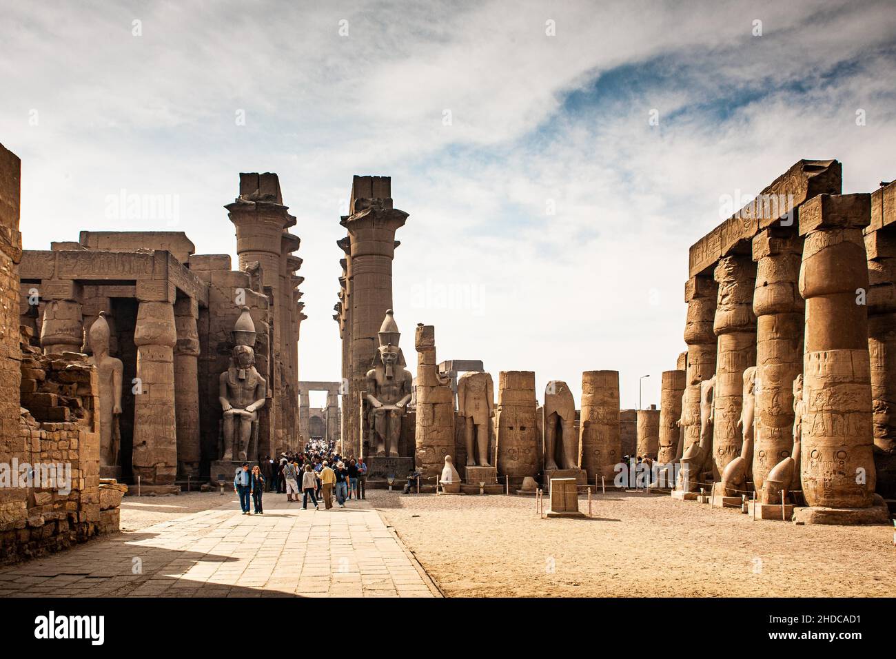 Porta sud della Grande colonnade con colossali statue di Ramses II Tempio di Luxor, Tebe, Egitto, Luxor, Tebe, Egitto, Africa Foto Stock