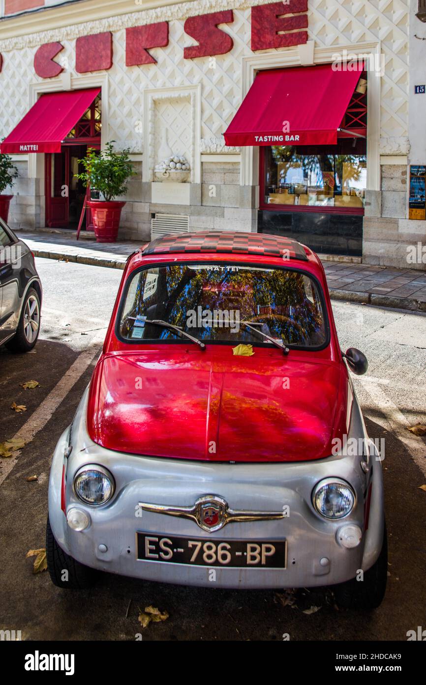 Company car Fiat 500, negozio Mattei, famoso per le specialità corsi di alta qualità, Bastia, Corsica, Bastia, Corsica, Francia, Europa Foto Stock