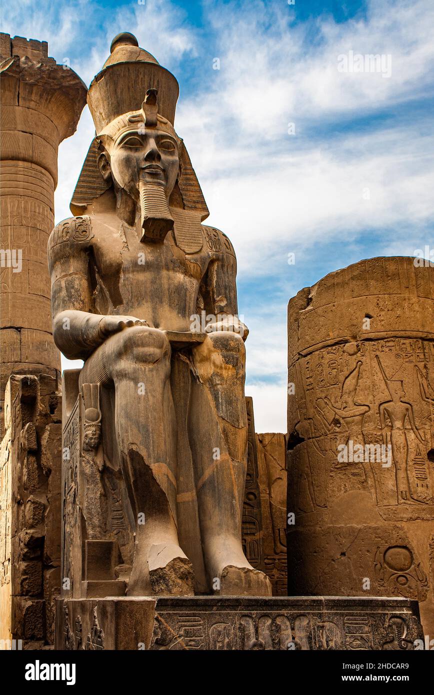 Porta sud della Grande colonnade con colossali statue di Ramses II Tempio di Luxor, Tebe, Egitto, Luxor, Tebe, Egitto, Africa Foto Stock