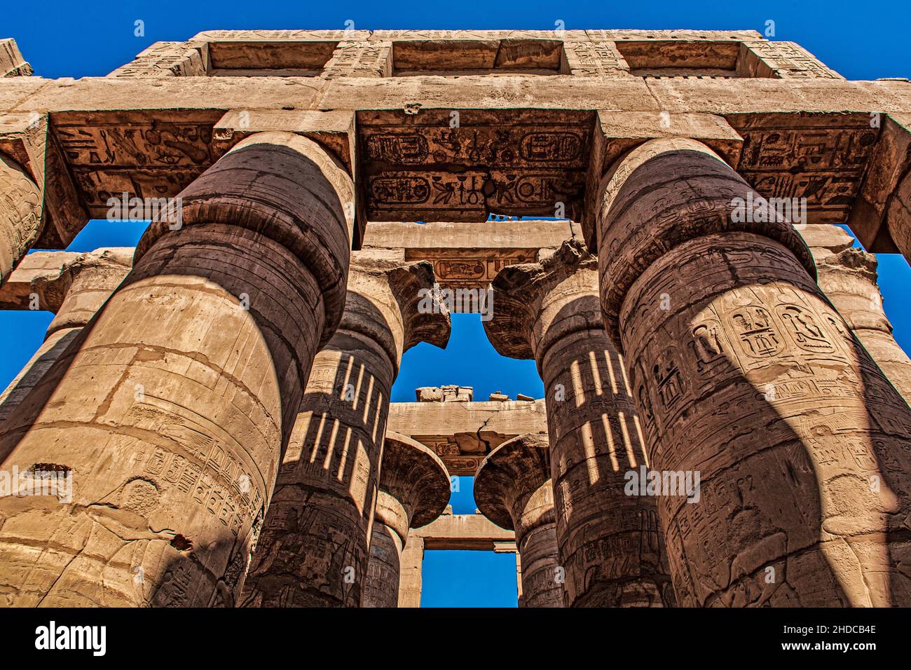 La Sala delle colonne nel Tempio principale di Amun, costruita da Sethos i e Ramses II, è la più grande sala di pietra delle colonne nel mondo, tutte le colonne di Foto Stock