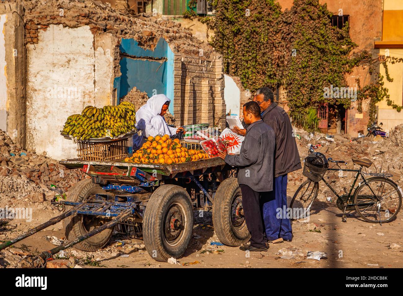 Venditore di frutta, bazar nella città vecchia, Luxor, Tebe, Egitto, Luxor, Tebe, Egitto, Africa Foto Stock