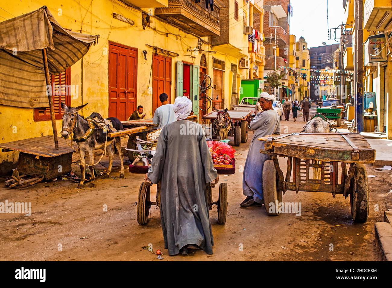 Venditore di strada con carretti, bazar nella città vecchia, Luxor, Tebe, Egitto, Luxor, Tebe, Egitto, Africa Foto Stock