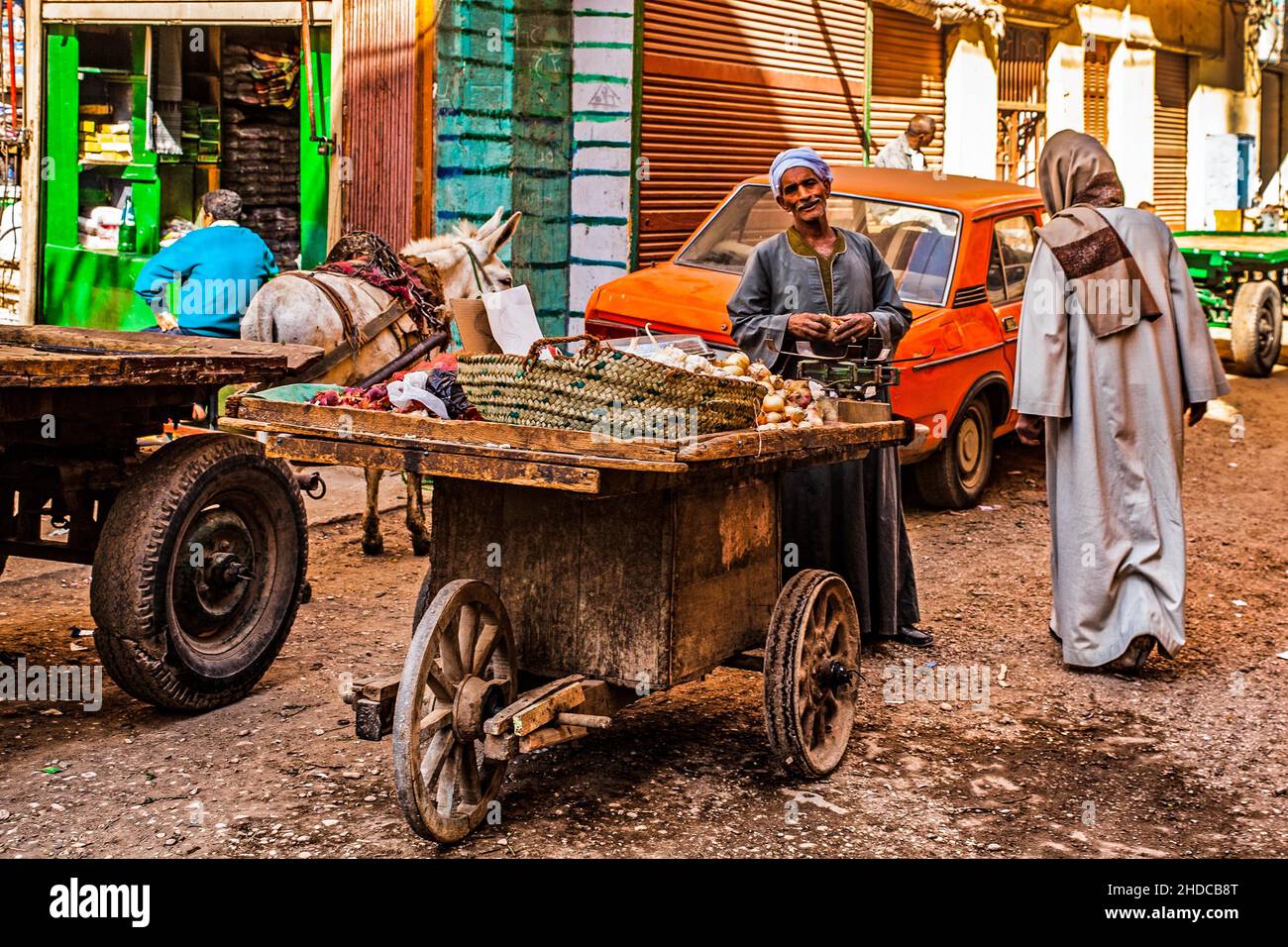 Venditore di strada con carretti, bazar nella città vecchia, Luxor, Tebe, Egitto, Luxor, Tebe, Egitto, Africa Foto Stock