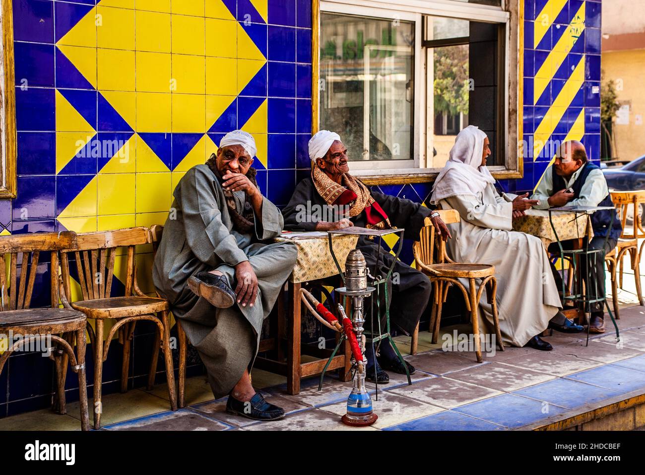 Uomini che fumano hookah, bazar nella città vecchia, Luxor, Tebe, Egitto, Luxor, Tebe, Egitto, Africa Foto Stock