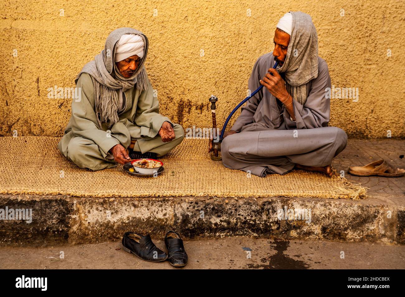 Guinzaglio pasto, anche volentieri in forma di un tubo d'acqua, bazar nella città vecchia, Luxor, Tebe, Egitto, Luxor, Tebe, Egitto, Africa Foto Stock