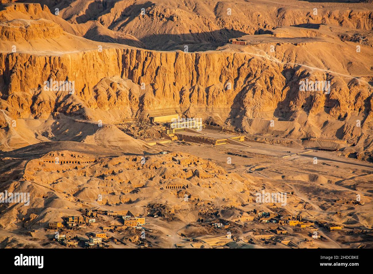 Tempio mortuario del faraone Hatshepsut, Deir el-Bahari, dietro la parete rocciosa si trova la Valle dei Re, Luxor, Tebe-Ovest, Egitto, Luxor, Tebe, noi Foto Stock