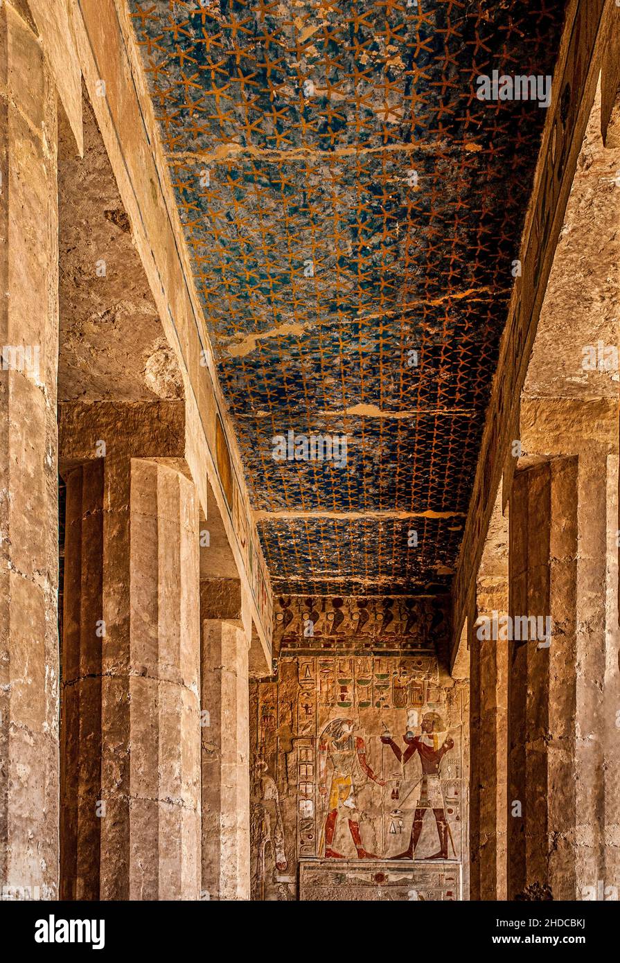 rilievo-nel-portico-della-cappella-anubis-con-thutmosis-iii-che