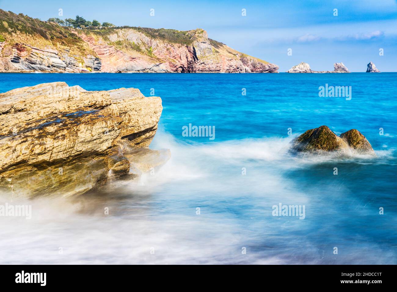 Vista da St. Mary's Bay verso Berry Head vicino a Brixham in Devon. Darl Rock, Mew Stone e Cod Rock sono appena al largo. Foto Stock