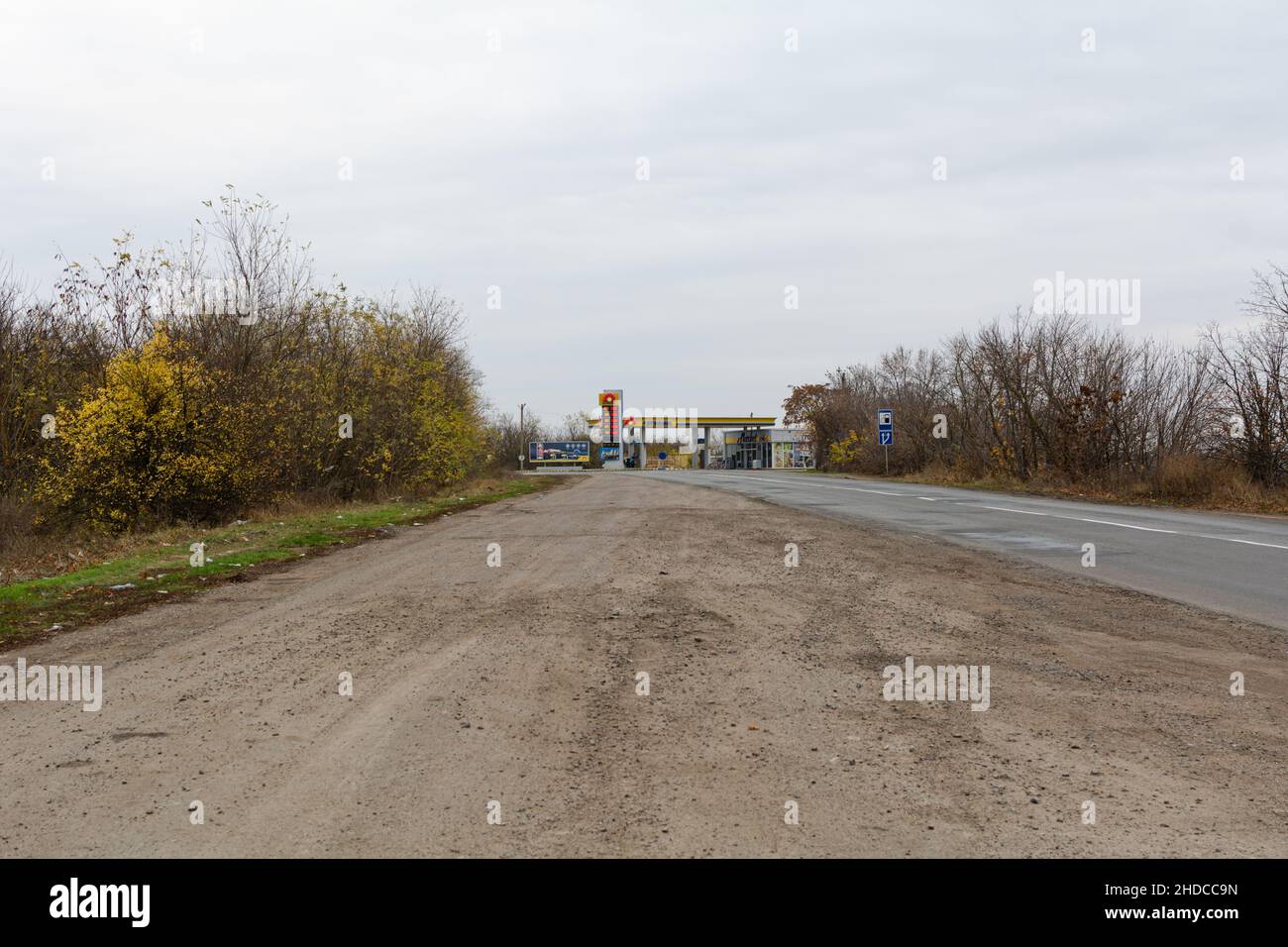 Regione di Odessa, Ucraina - 7 novembre 2021: Una vista da lontano in una stazione di benzina Foto Stock