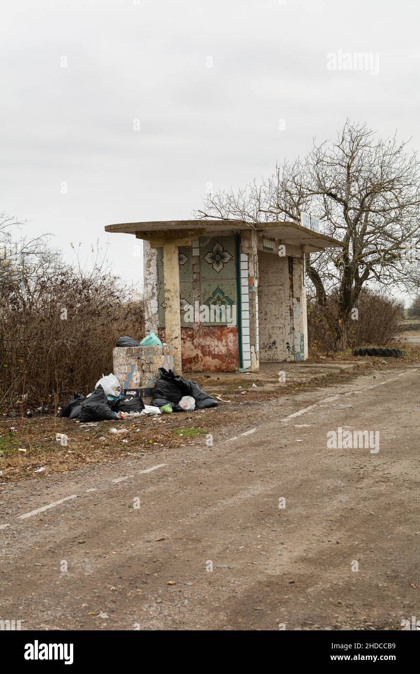 Regione di Odessa, Ucraina - 7 novembre 2021: Montagne di rifiuti vicino alla fermata dell'autobus. Concetto ambientale. Salvare il pianeta. Foto Stock