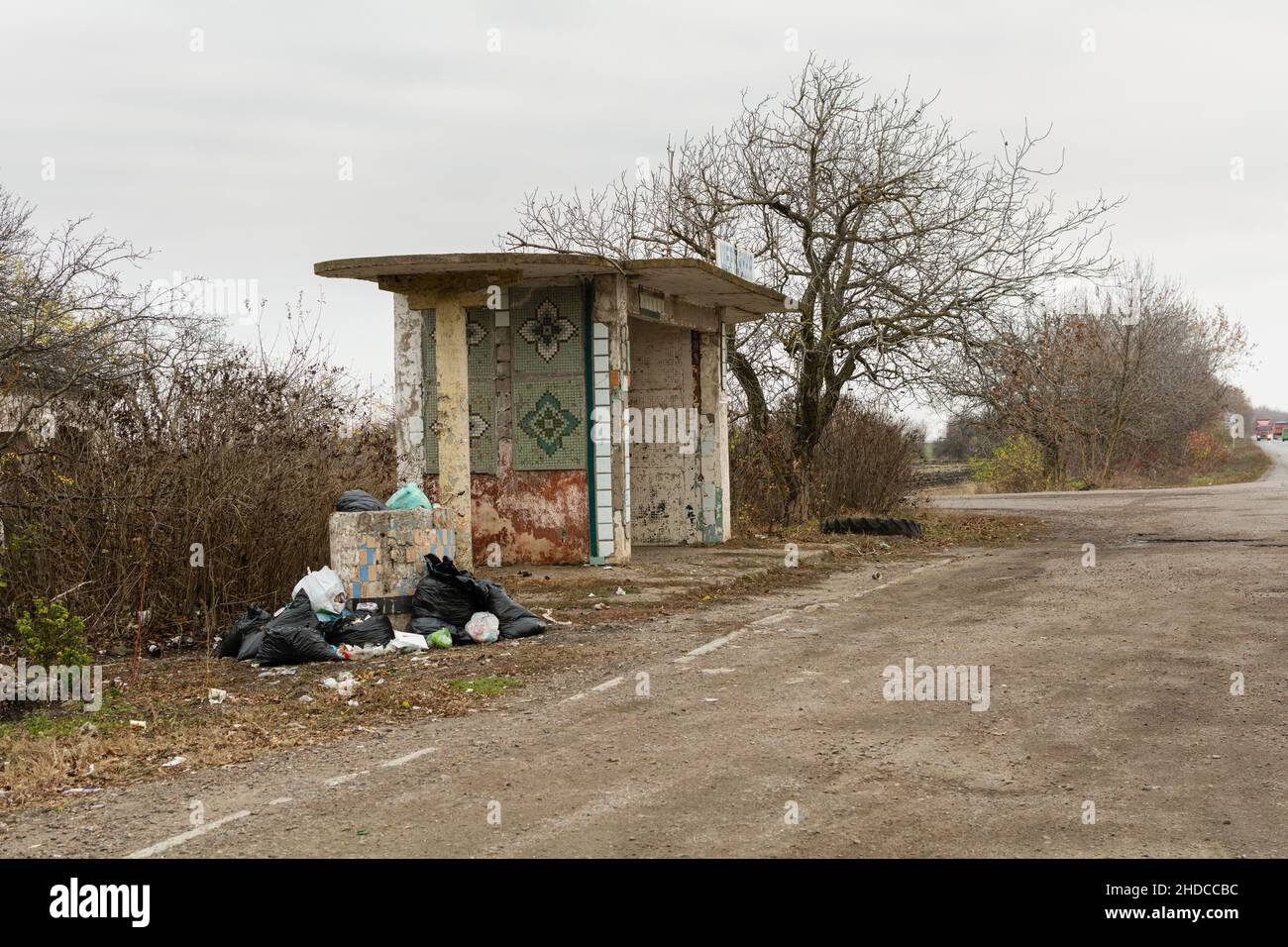 Regione di Odessa, Ucraina - 7 novembre 2021: Montagne di rifiuti vicino alla fermata dell'autobus. Concetto ambientale. Salvare il pianeta. Foto Stock