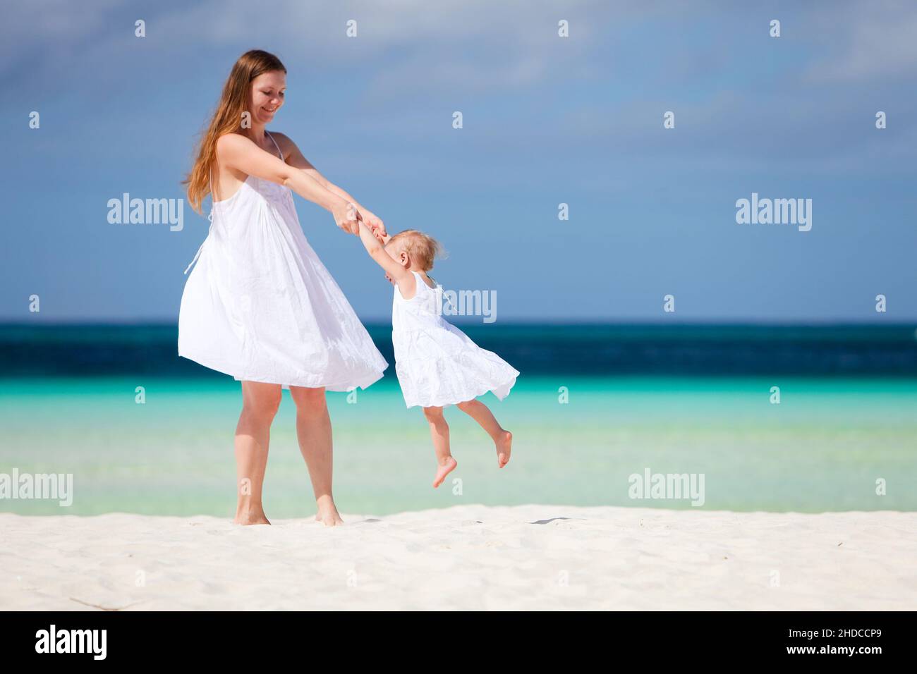 Boracay, Phillippinen, Insel, Familie am Strand, Frau schwingt Maedchen durch die Luft, MR: Sì Foto Stock